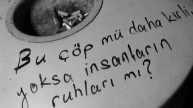 Bu çöp mü daha kirli yoksa insanların ruhları mı?