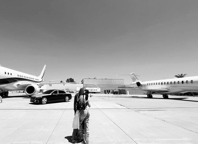 Kylie Jenner:Senin jete mi binelim, benimkine mi? açıklamasıyla fotoğraf paylaştı. Bu seviyeye gelir miyiz😂?