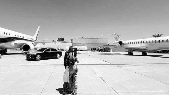 Kylie Jenner:"Senin jete mi binelim, benimkine mi?" açıklamasıyla fotoğraf paylaştı. Bu seviyeye gelir miyiz😂?