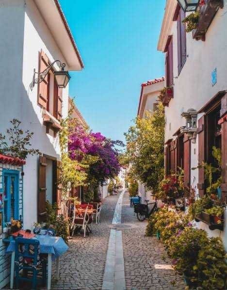 Sığacıkın denize çıkan çiçekli sokaklarından yürümeye ne dersin?