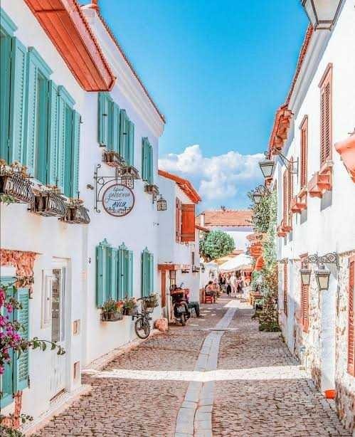 Sığacıkın denize çıkan çiçekli sokaklarından yürümeye ne dersin?