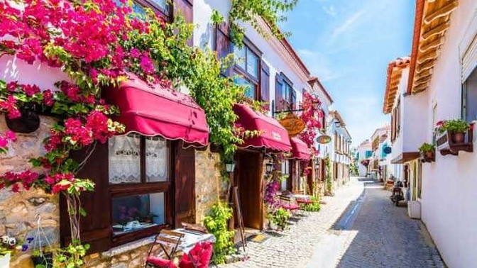 Sığacık'ın denize çıkan çiçekli sokaklarından yürümeye ne dersin?