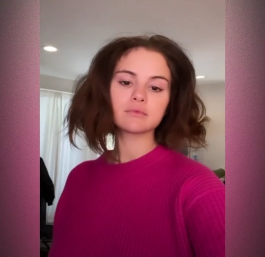 Selena Gomez saçlarının doğal halini paylaştı, sizce nasıl gözüküyor?