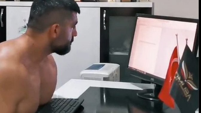 Göğüs kasıyla klavye kullanma videosu çekebilir misiniz?