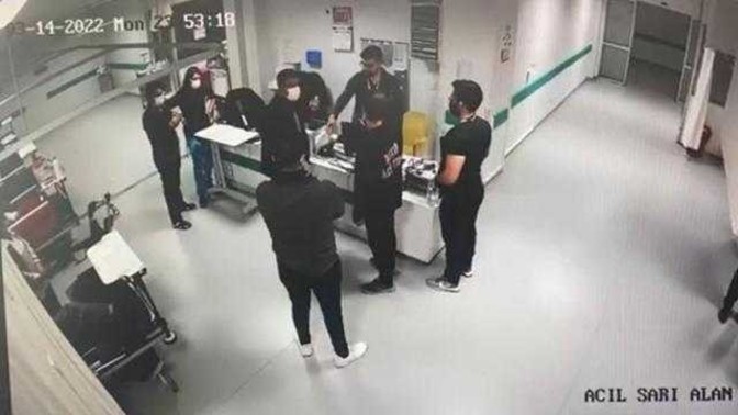 Uzman çavuşun kendisini darp ettiği iddiası asılsız çıkan doktor FETÖ'den açığa alındı, ne düşünüyorsun?