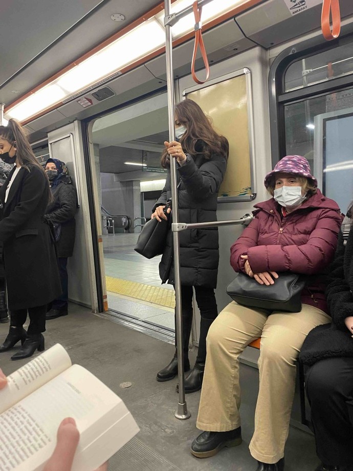 Metroda kadının bacaklarını çekerken yakalandı! Bu cesaret nereden geliyor?