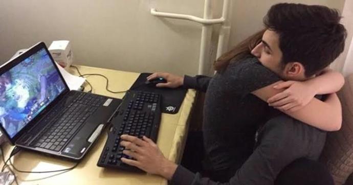 Sevgilisiyle ilgilenmek yerine oyun oynayan erkek ayrılığı hak eder mi?