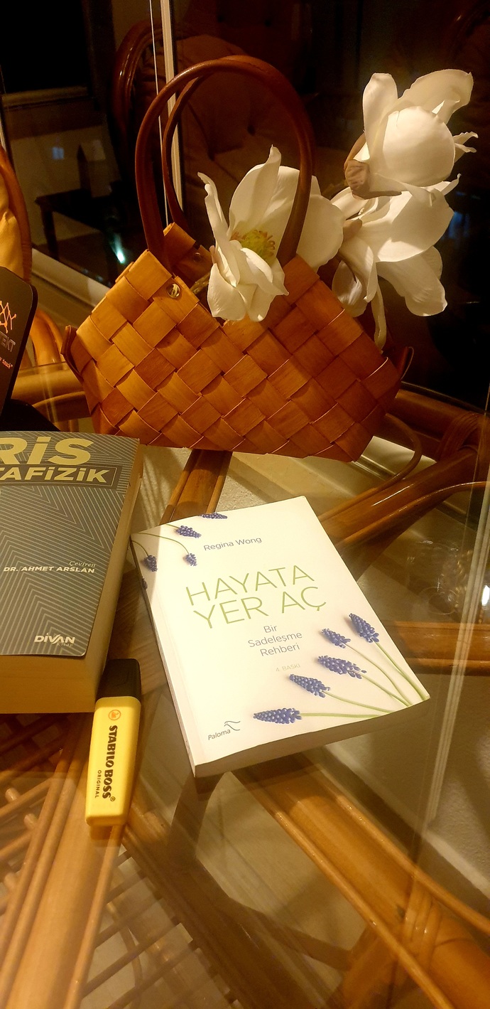 Bitirdiğinz kitaplarınızı ne yapıyorsunuz, tekrardan okur musunuz mesela, ya da bir rafta biriktirir misiniz?