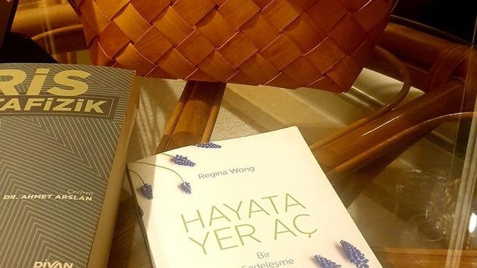 Bitirdiğinz kitaplarınızı ne yapıyorsunuz, tekrardan okur musunuz mesela, ya da bir rafta biriktirir misiniz?