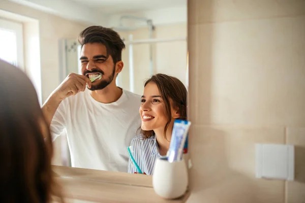 Kimler bu gece yalnız olmalarına rağmen dişlerini fırçaladı?