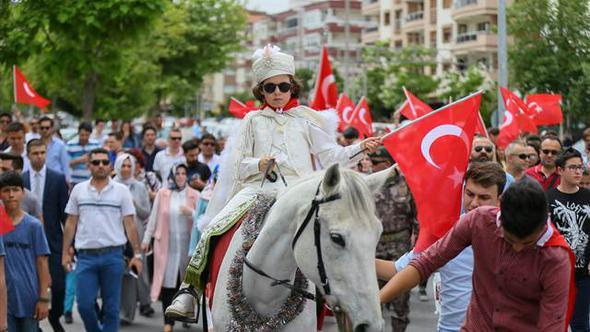 Ünlülerin sünnet derisi ile cilt bakımı devam ediyor! Siz de böyle bir şey yapar mıydınız?