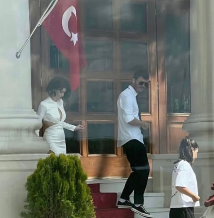 Beren Saat ve Kıvanç Tatlıtuğun Netflix için çektikleri filmden yeni bir fotoğraf daha geldi! Hala çok uyumlu değiller mi?