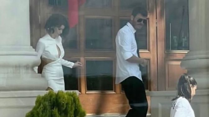 Beren Saat ve Kıvanç Tatlıtuğ'un Netflix için çektikleri filmden yeni bir fotoğraf daha geldi! Hala çok uyumlu değiller mi?