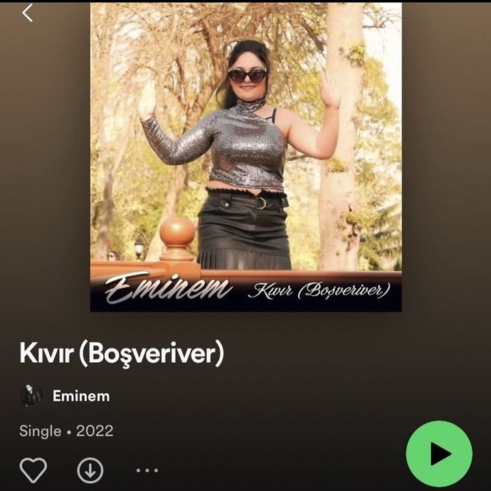 Eminemin resmi Spotify hesabına, Eminem adlı bir türkücü tarafından Kıvır isimli bir parça yüklendi😂. Kültür şoku diyebilir miyiz?