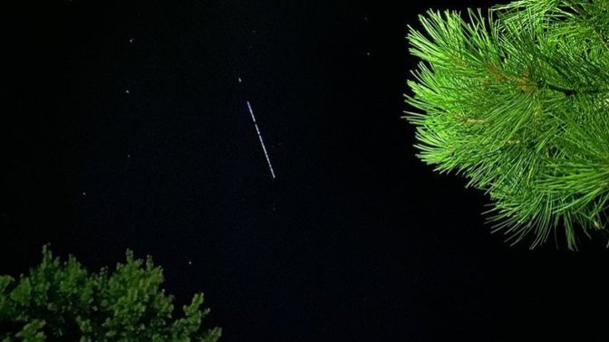 Elon Musk'ın sahibi olduğu SpaceX tarafından uzaya gönderilen Starlink internet uydularını gördünuz mü?