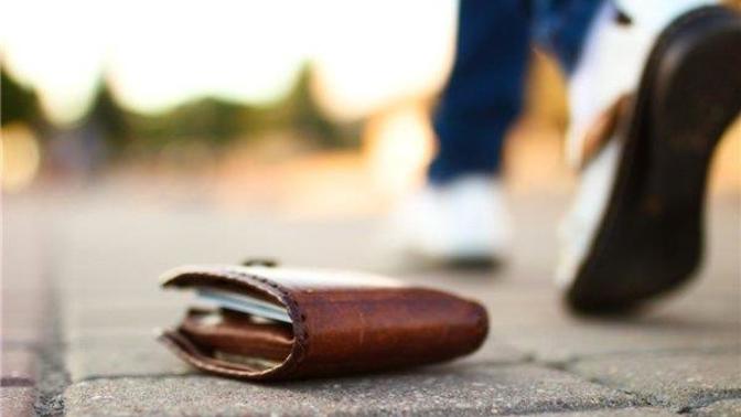Yolda para dolu cüzdan bulsan cebe mi atarsın, sahibine mi ulaştırmaya çalışırsın yoksa uğraşamam deyip görmezden mi gelirsin?