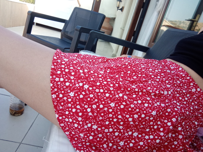 Erkekler, kırmızı çiçekli mini etek sizce çocuksu mu?