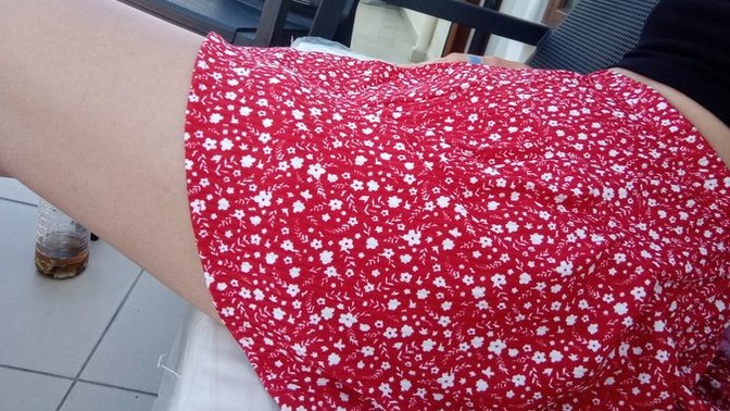 Erkekler, kırmızı çiçekli mini etek sizce çocuksu mu?