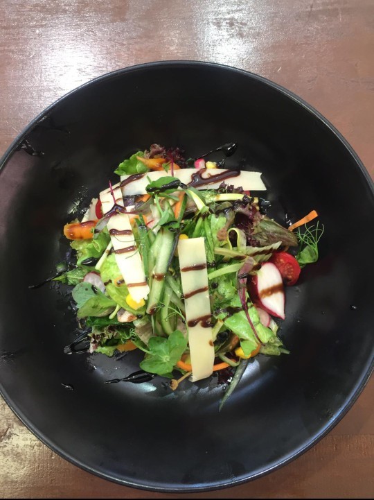 Elma fümeli yeşil salata nasıl gözüküyor?