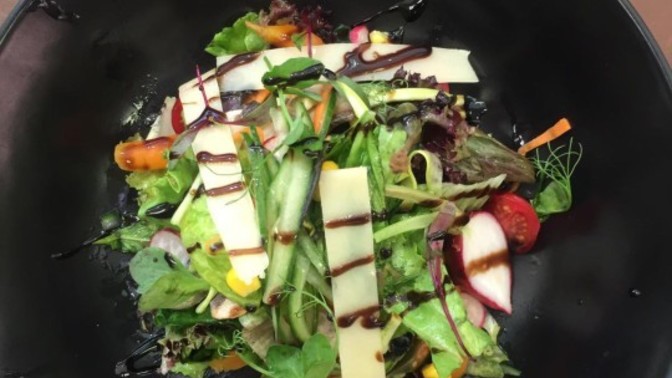 Elma fümeli yeşil salata nasıl gözüküyor?