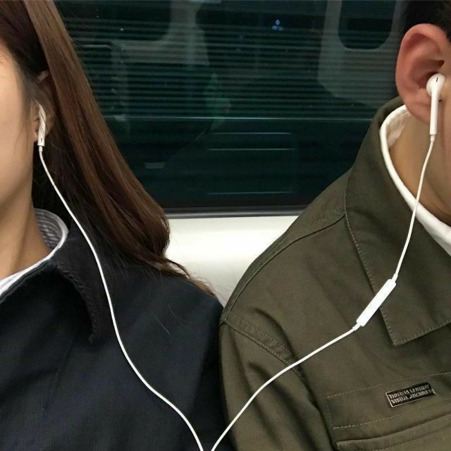 Sevdiğinizle müzik dinlemek mi? Kitap okumak mı?