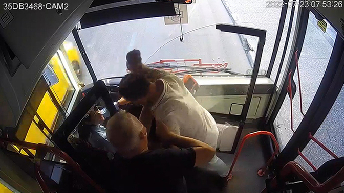 İzmir'de kadın otobüs şoförüne saldırmışlar. Şoför erkek olsaydı bunu yapabilir miydi?