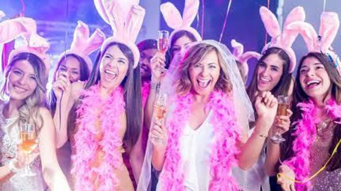 Sevgilinizin bekarlığa veda partisine gitmesine izin verir misiniz?
