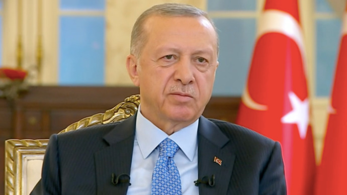 Erdoğanın yapacağı evlerin parası kimin cebinden çıkacak? Daha neleri fahiş fiyata alacağız? Bu Türk milletine zulüm değil mi?