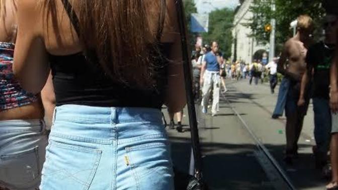 Kızlar, mini etek kısa şort giydiğinizde erkeklerin bacaklarınıza bakması normal mi?