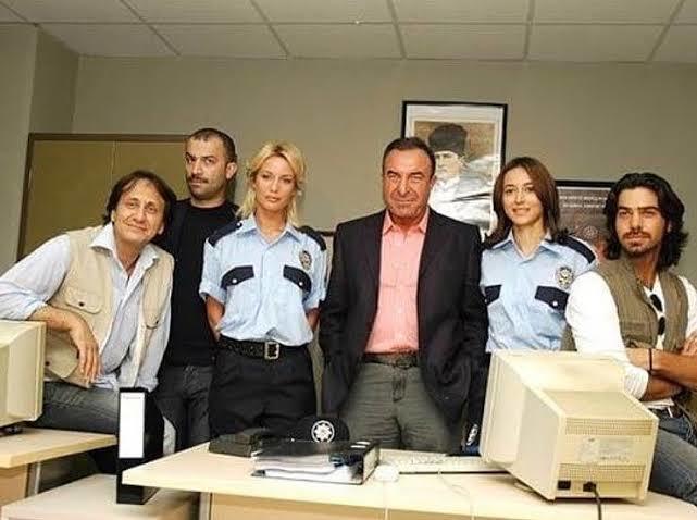 Evet arkadaşlar bir manyak bir davranış yaptım Arka Sokaklar dizisine başladım. Sizce 1 senede biter mi izleyerek?