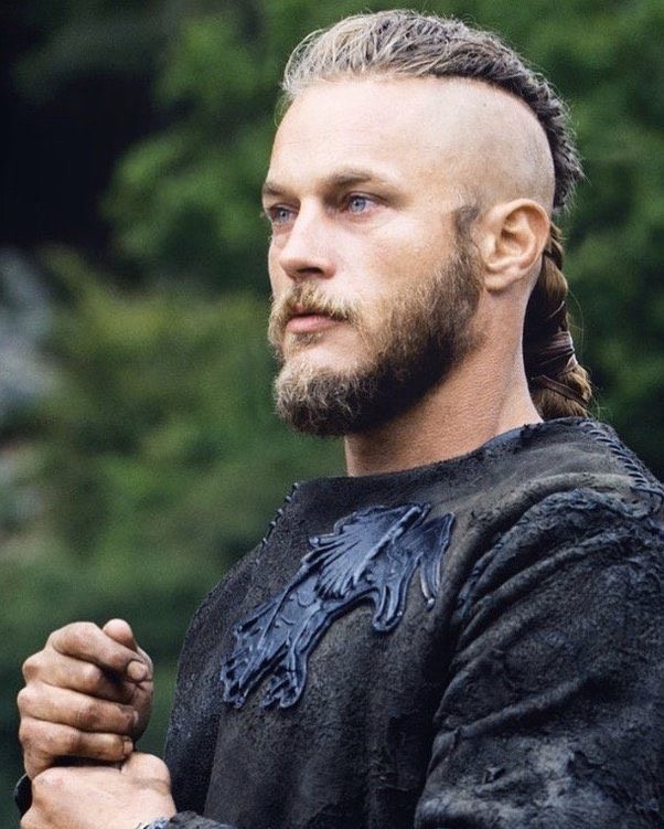 Travis Fimmel dünyanın en muhteşem adamı değil mi?
