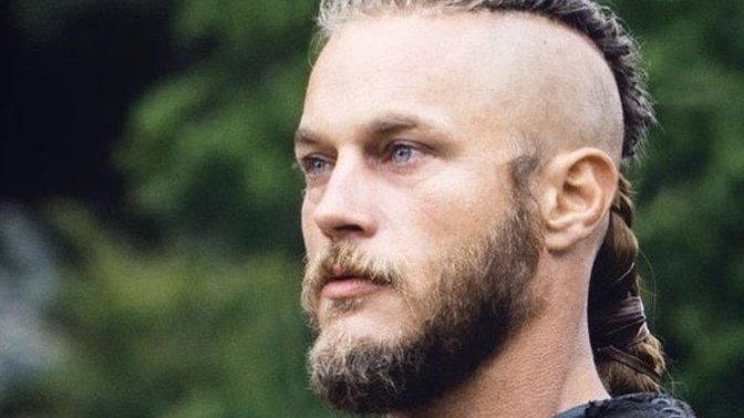 Travis Fimmel dünyanın en muhteşem adamı değil mi?