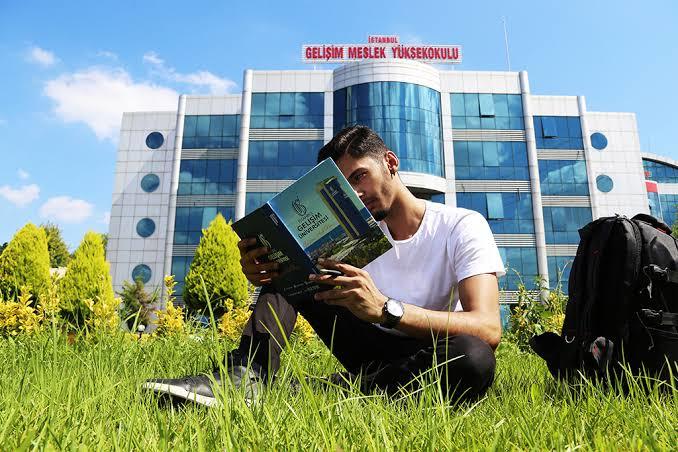 Özel üniversitede okuyacak olsanız hangisini tercih edersiniz?