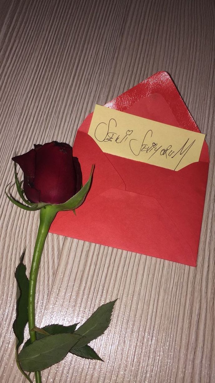 Ah delimi bu adam 😊içerde babam ve abim oturuyorken kapıya not bırakması yürek mi yemiş acaba?