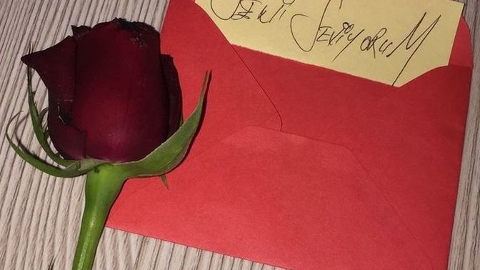 Ah delimi bu adam 😊içerde babam ve abim oturuyorken kapıya not bırakması yürek mi yemiş acaba?