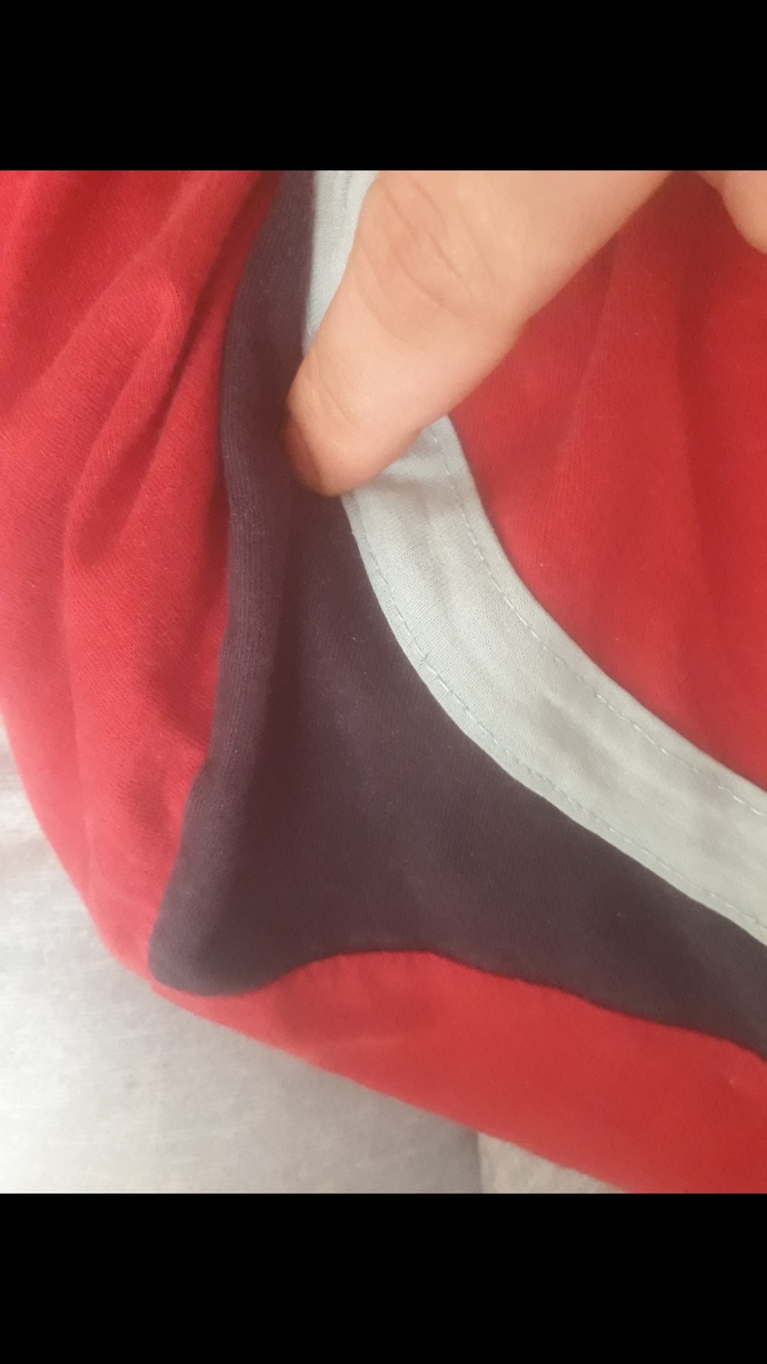 Arkadaşlar dokundugum yer sol omuzunun hemen altı ara sira ağrıyor burası neden kaynaklı acaba ?