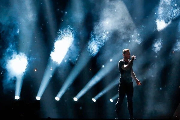 Hangi şarkıcının konserine gitseniz ondan hangi şarkıyı sizin için söylemesini isterdiniz?
