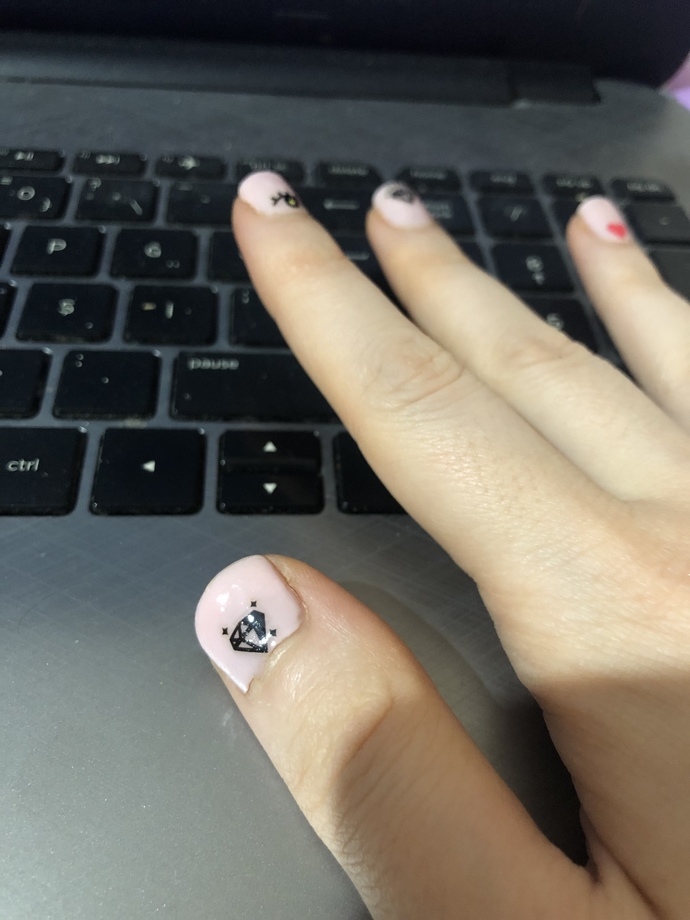 Tırnak stickerları hakkında ne düşünüyorsunuz, yakışmış mı sizce 😌?