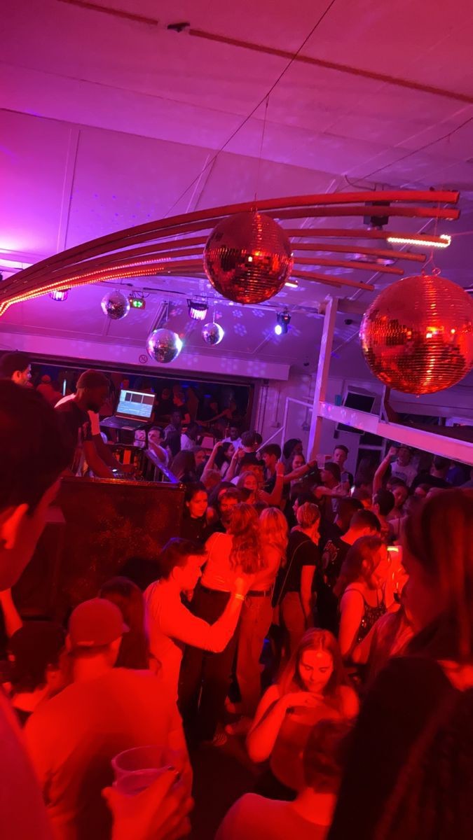 Evli olan kişiler gece klübüne neden gider?