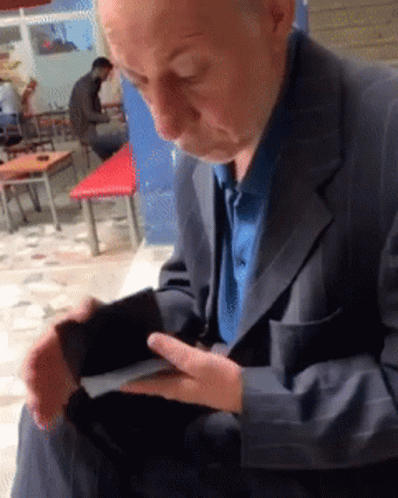 Kişinin parası yoksa aşkı hayatıda mı yoktur?