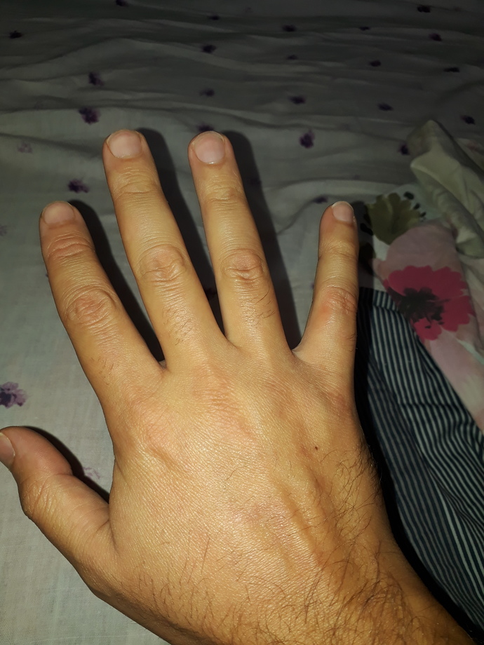 Parmakları uzun olmayan kızlar kötü değil mi sizce de?