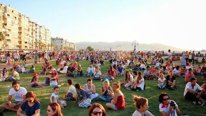 Mezuna kaldım, sevgilim tercihlerde ısrarla İzmir'i yazmak istiyor. İzmir sevdasından nasıl vazgeçirebilirim?