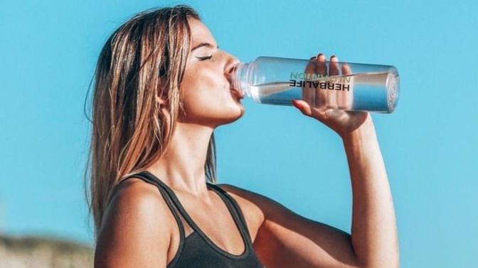 Gün içinde içilen bitki çayları ve soda gibi sağlıklı içecekler su yerine geçiyor mu?