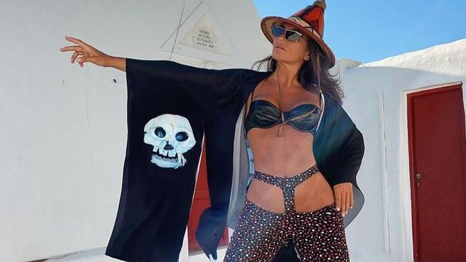 Eda Taşpınar'ın da giydiği kasık dekoltesi galiba moda oluyor. Sizce gerek var mı?