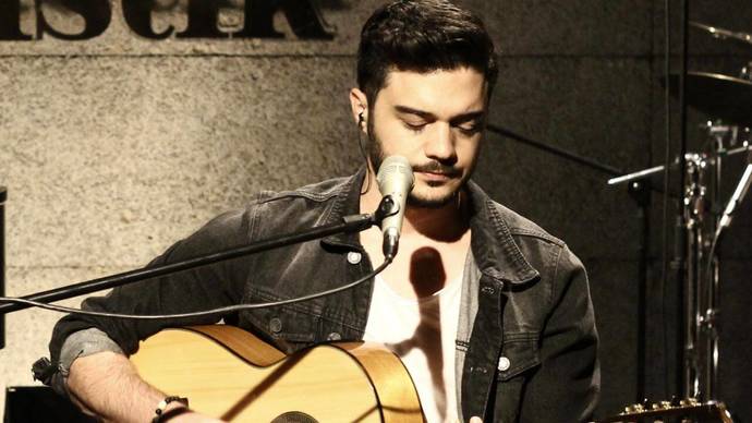 İlyas Yalçıntaş konserine gideceğiz. Sadece İncir şarkısını biliyorum. Diğer şarkılarda mırıldansam rezil mi olurum sevgilime?