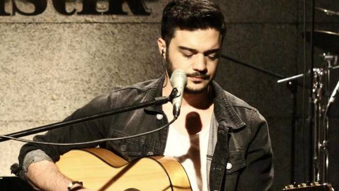 İlyas Yalçıntaş konserine gideceğiz. Sadece İncir şarkısını biliyorum. Diğer şarkılarda mırıldansam rezil mi olurum sevgilime?