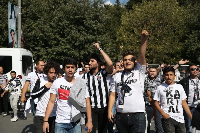 Maç günü erkekler neden sokakta böğürüyor? Kitap okuyamayacak mıyız?