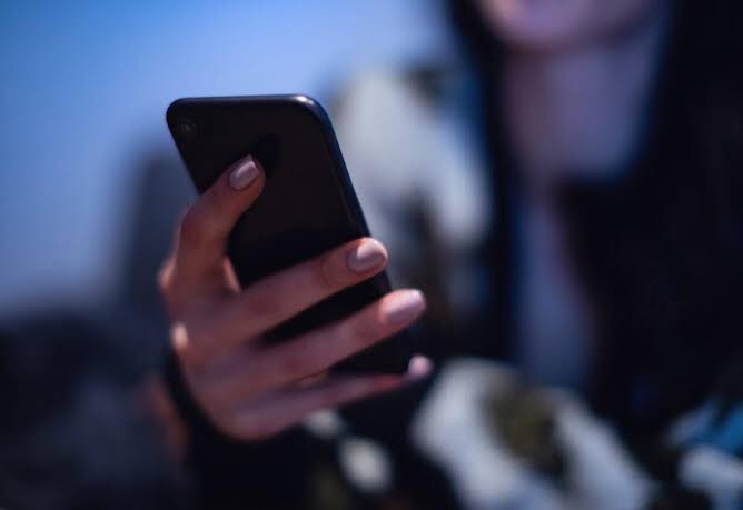 Telefonundaki bütün fotoğrafların kamuya açılması mı tüm yazışmalarının kamuya açılması mı?