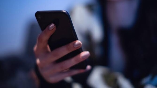 Telefonundaki bütün fotoğrafların kamuya açılması mı tüm yazışmalarının kamuya açılması mı?