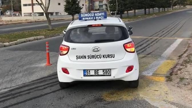Debriyajı bırakırken araba titriyor ve freni bırakınca yavaşça gidiyor. Acaba tüm arabalarda da bu geçerli mi? Yarı debriyajda araba kendiliğinden kalkıyor mu?